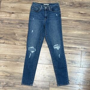 Classic Distressed Levi’s Skinny Jeans